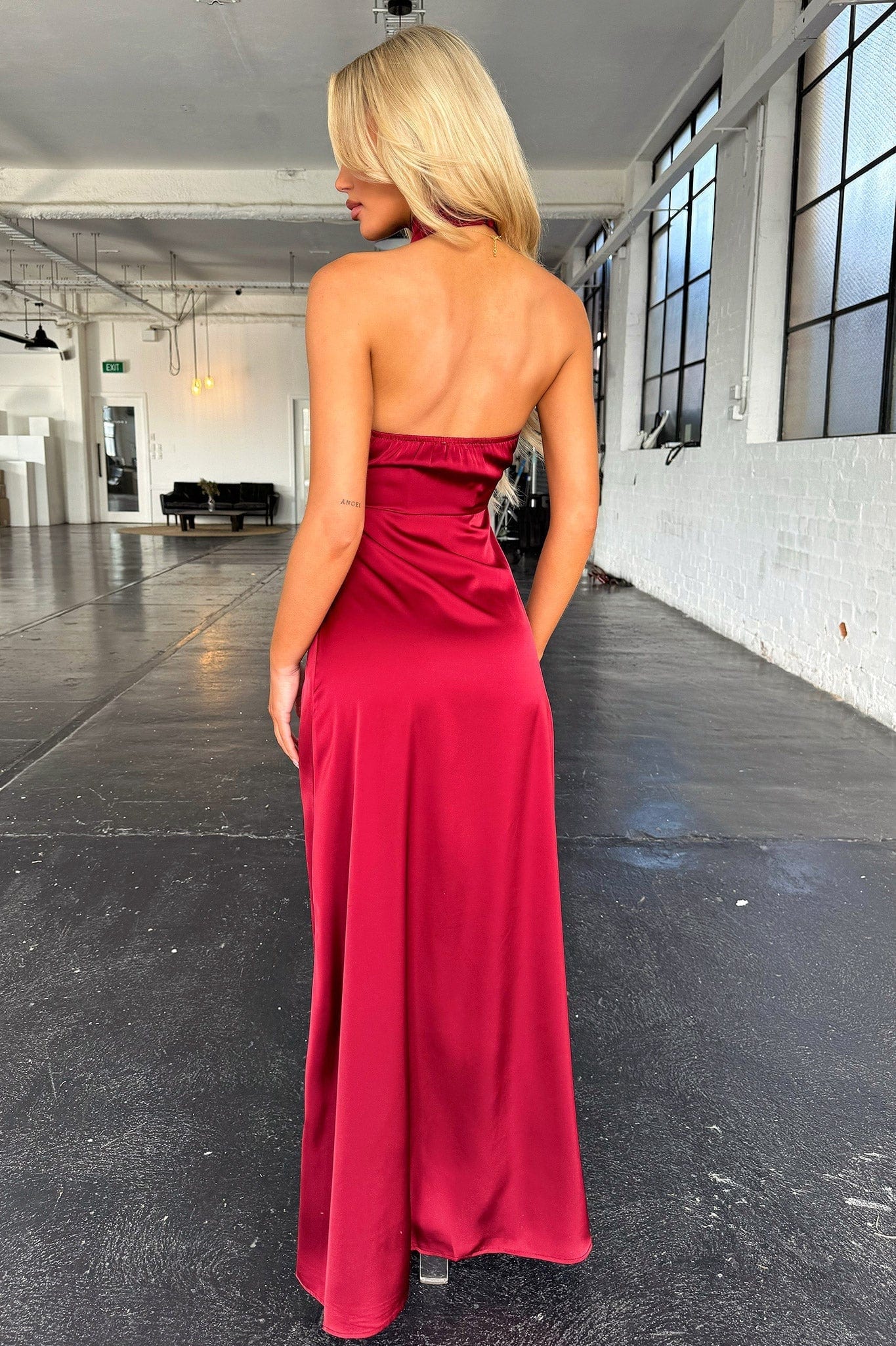 ELEGANT HALTERNECK MAXI DRESS WITH HIGH SPLIT