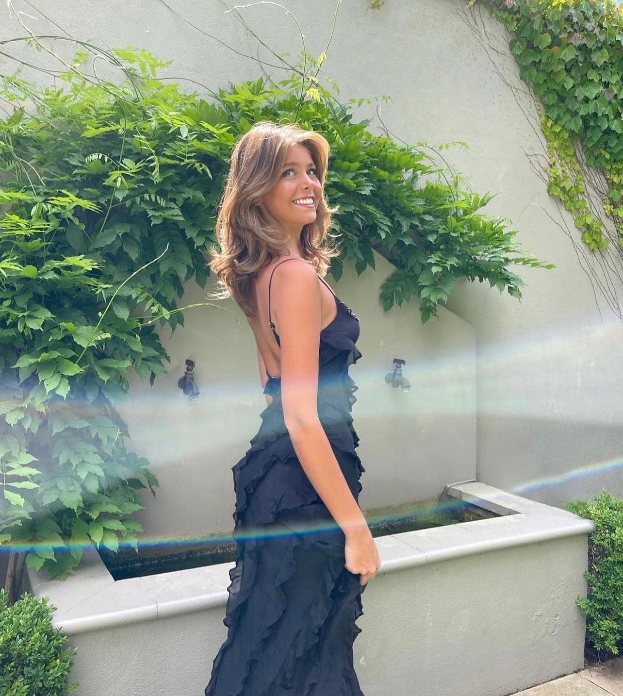 LIGHTWEIGHT RUFFLED DRESS WITH COMFORT