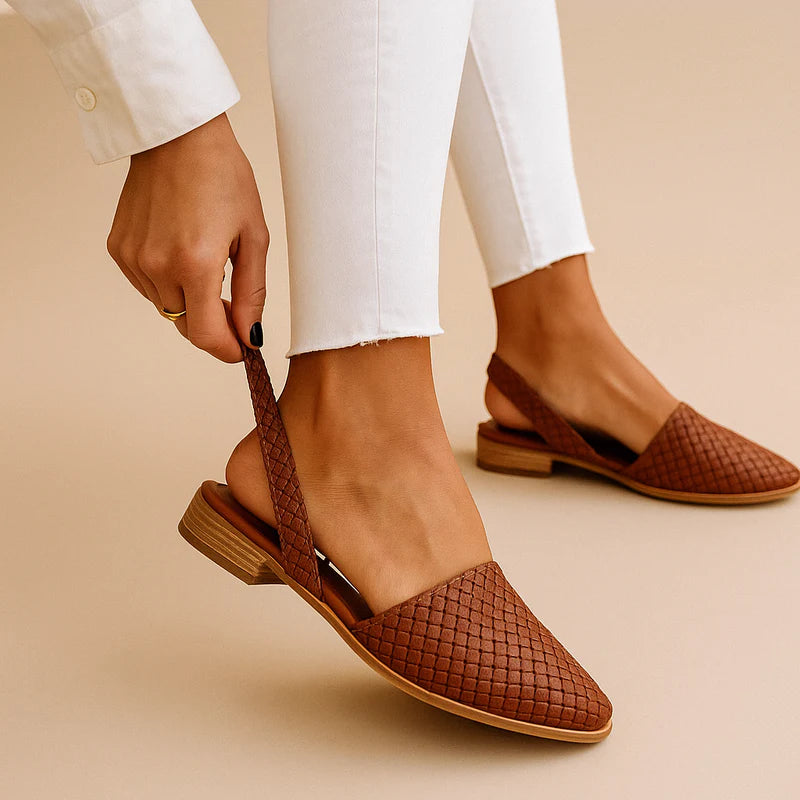 WOMEN'S WOVEN FLAT SANDALS WITH CLOSED TOE